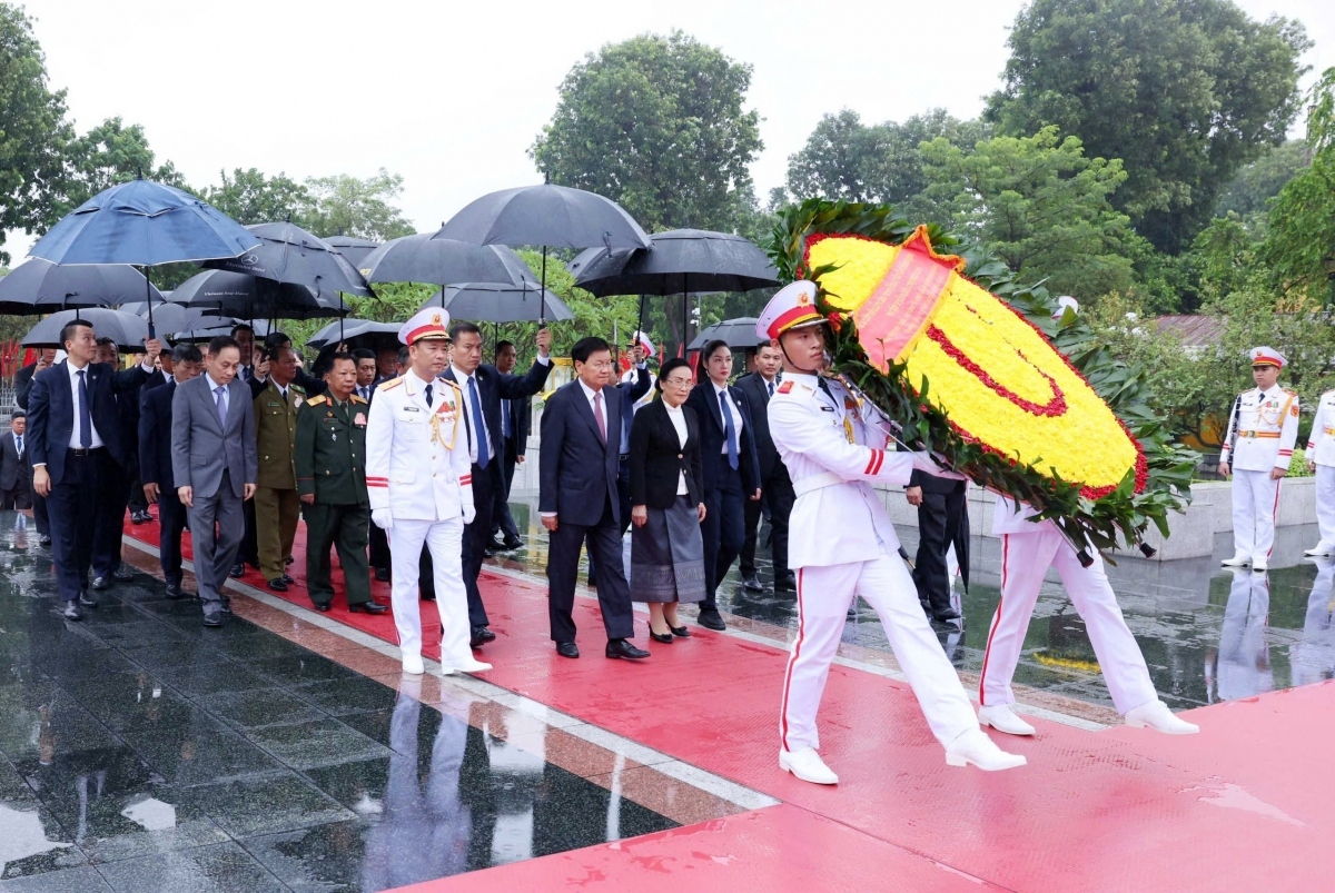 Top Lao leader pays tribute to President Ho Chi Minh